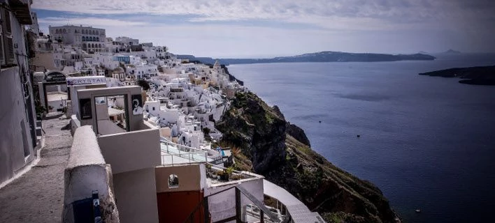 Η Telegraph προειδοποιεί: Μην πάτε στη Σαντορίνη -Κίνδυνος για τη δημόσια υγεία τα φουγάρα των πλοίων